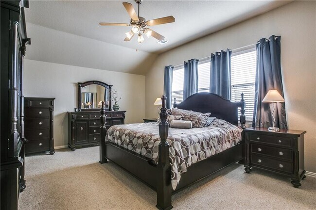 Building Photo - Immaculate home on a beautifully landscaped lot, tandem garage, plenty of storage!