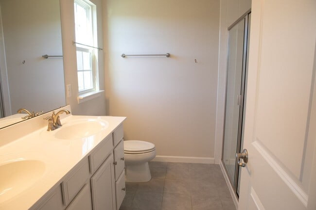 Building Photo - 4 Bedroom, 2.5 Bath Home w/ Fenced Backyard and 2 Car Garage