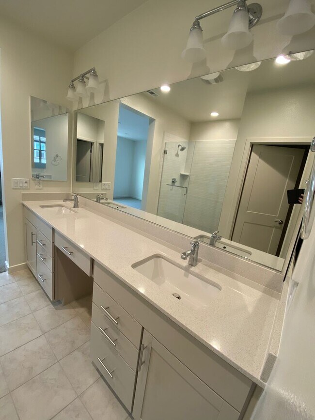 Building Photo - Beautiful 3 bed, 3 bath home in new community!