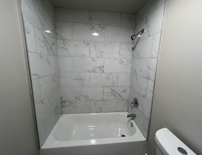 Building Photo - 824 Tyler St