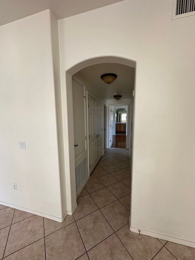 Building Photo - MUST SEE 2 BEDROOM CONDO IN SUMMERLIN!