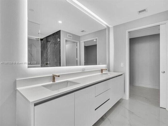 Building Photo - 700 NE 24th St