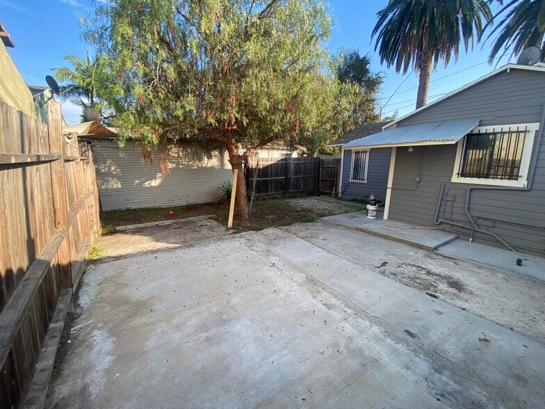 Building Photo - 515 E Buckthorn St
