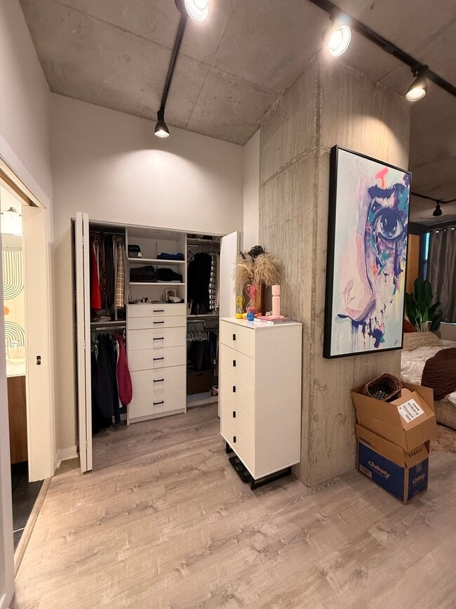 Building Photo - 235 W Van Buren St