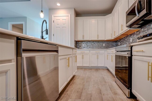 Building Photo - 428 SW 28th Pl