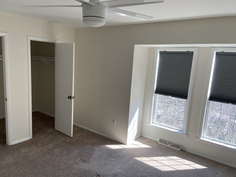 Building Photo - 327 Roanoke Dr SE