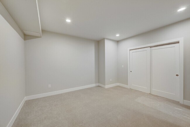 Building Photo - $3,900 - 4 Bed, 3.5 Bath Updated Townhome ...