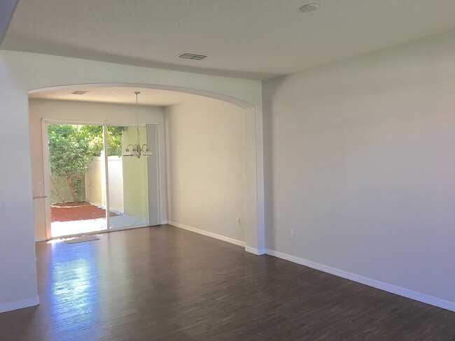 Building Photo - Town Home for Rent in Gated community in O...