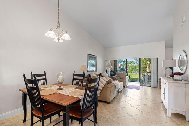 Building Photo - 7581 English Ct
