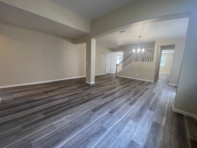 Building Photo - Beautiful 4 Bedroom Close to Downtown Brentwood!