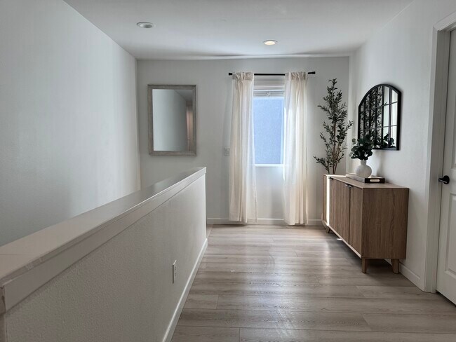 Building Photo - 297 Mildred St