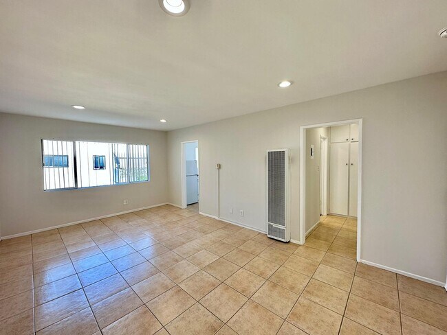 Primary Photo - 1033 Beacon Ave
