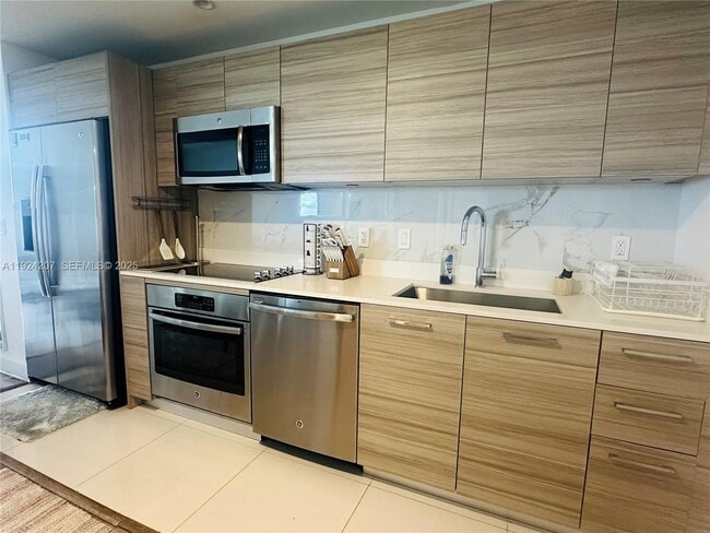 Building Photo - 121 NE 34th St