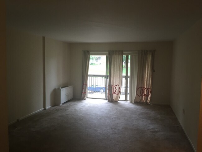 Building Photo - 7400 Lakeview Dr