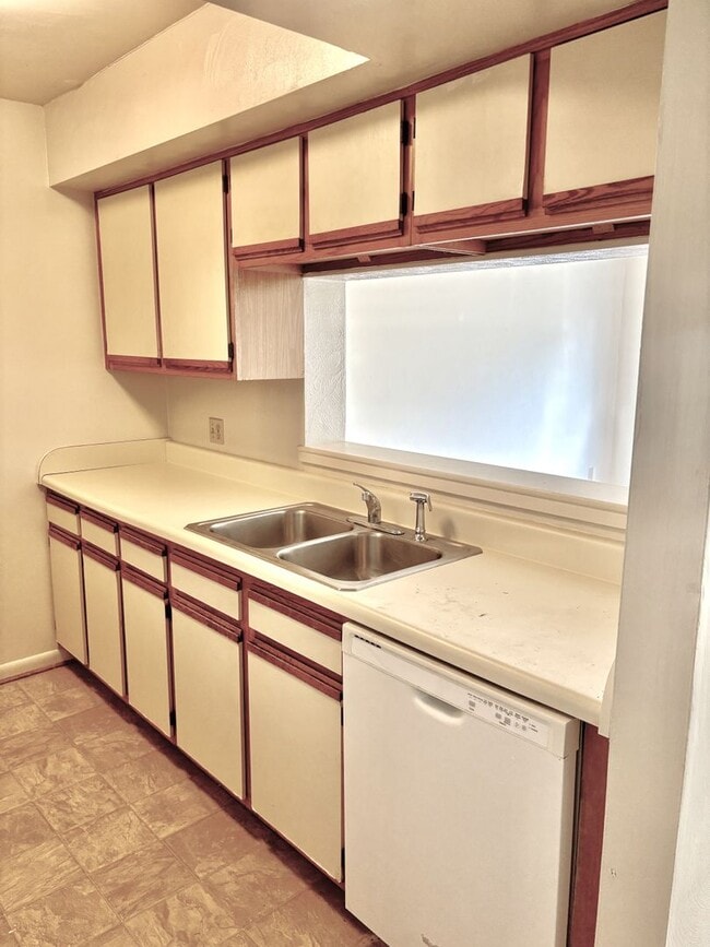 Building Photo - 2 bedroom/1.5 bathroom- The Midlands