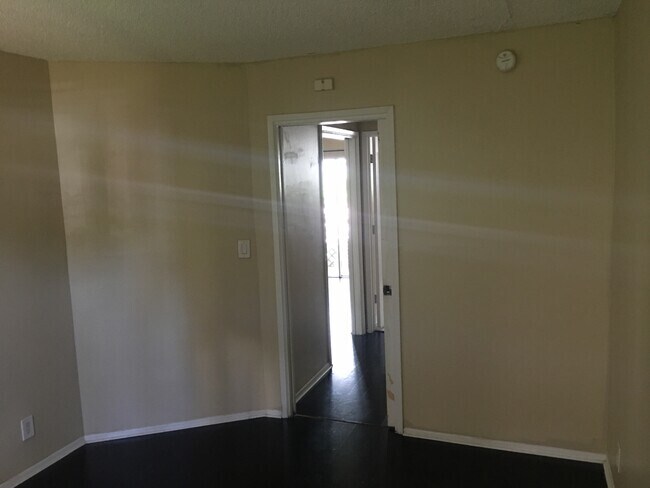 Building Photo - 303 Gardens Dr