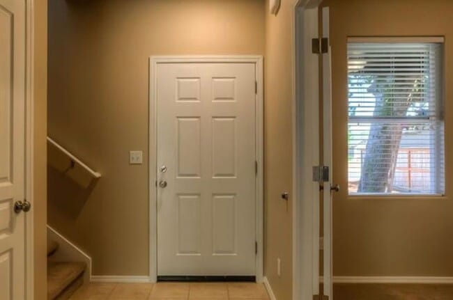 Building Photo - 926 NE Oakmont Loop