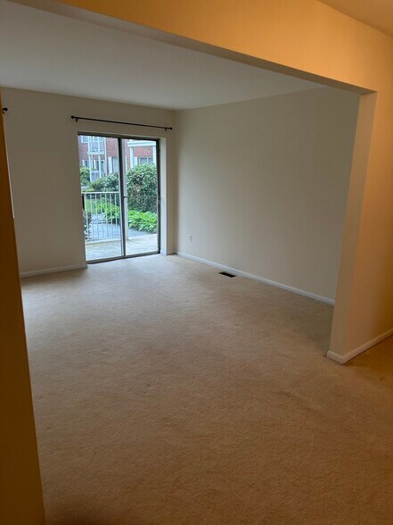 Building Photo - 10 Bayberry Dr