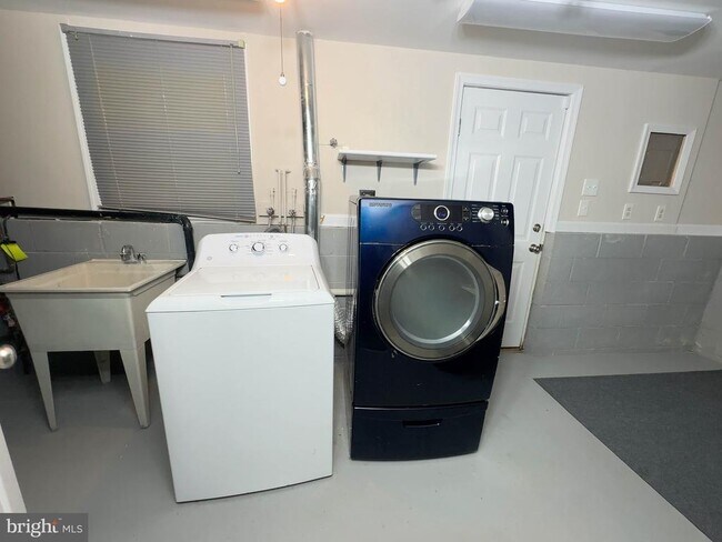 Building Photo - 806 Truro Ct
