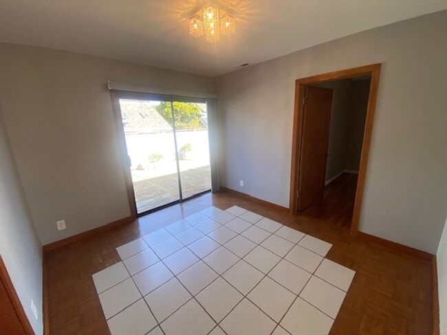 Building Photo - Inviting Pacific Grove Home!