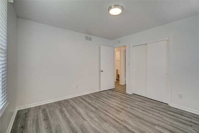 Building Photo - 817 Stahl Dr