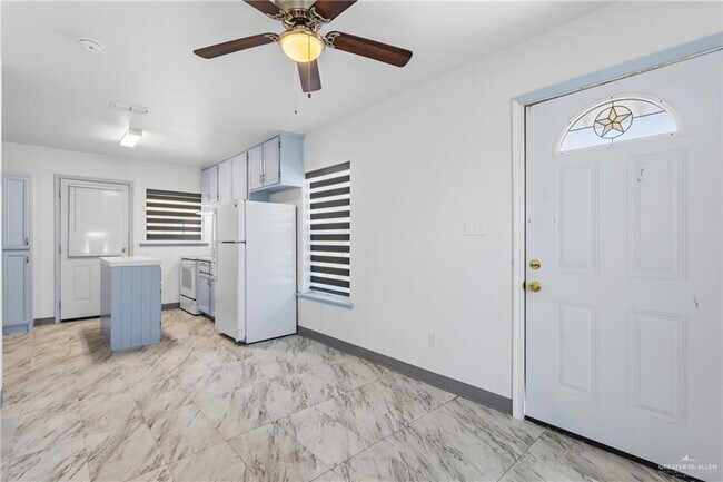 Building Photo - 14 Ash St