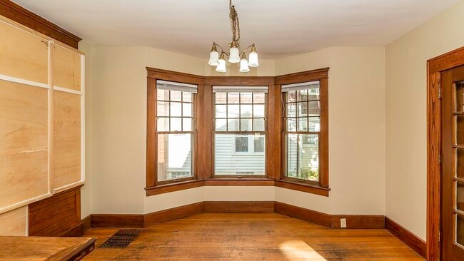 Building Photo - 823 Dewey Ave