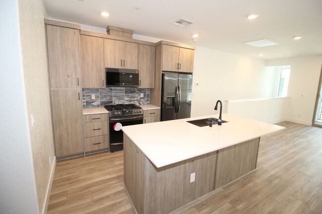 Building Photo - 2737 E Tamarind Dr