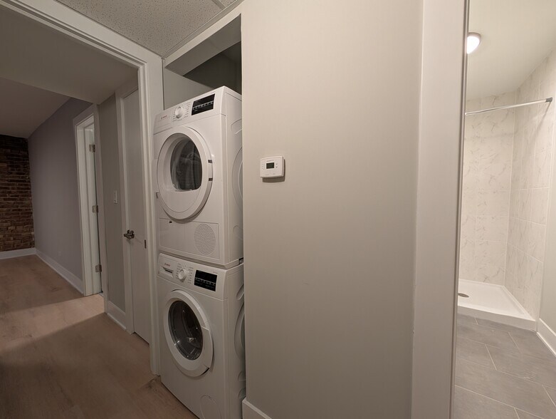 Building Photo - 1214 N La Salle Dr