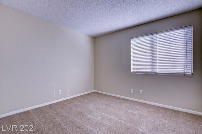 Building Photo - Ready for a BIG house - for little rent in the Heart of GREEN VALLEY.