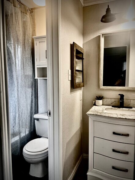 Building Photo - 213 Hickory Springs Dr