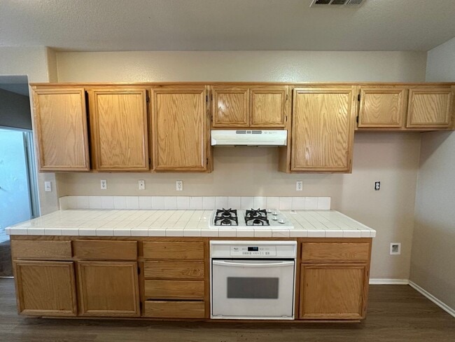 Building Photo - 4 BEDROOM HOME + OFFICE IN VICTORVILLE