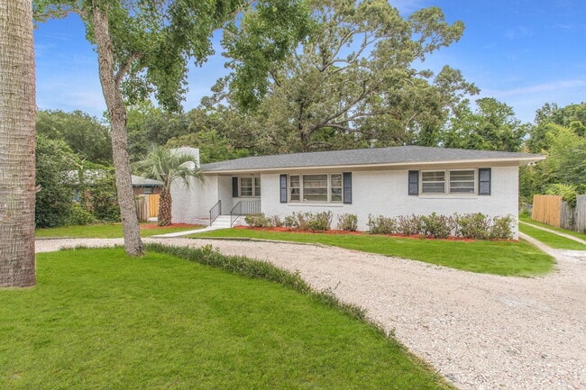 Building Photo - Students Welcome great 4 Bedroom House
