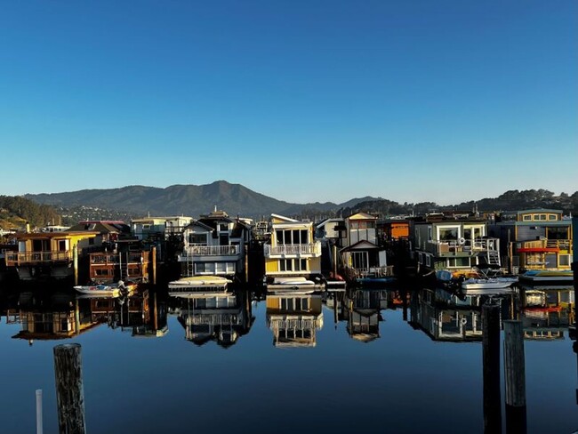 Building Photo - Adorable Sausalito Houseboat Fully Furnish...