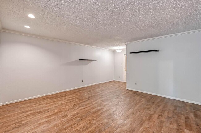 Building Photo - 8277 Kingsbrook Rd