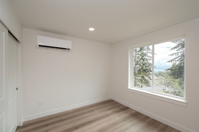 Building Photo - 1106 W Lauridsen Blvd