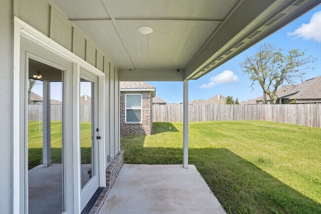 Building Photo - Like new, Move in Ready.