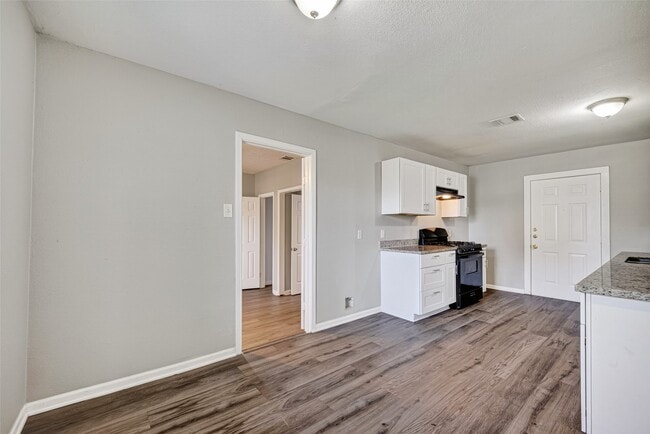Building Photo - 4909 Holloway Dr