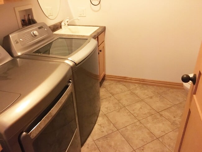 Building Photo - Executive 3-Bedroom (plus bonus room) 3 1/...