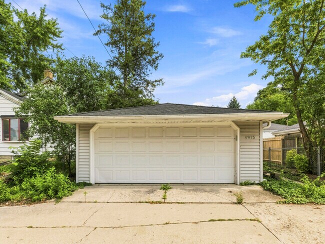 Building Photo - 4913 N Navajo Ave