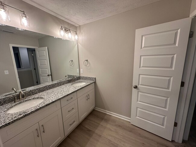 Building Photo - Brand New Townhome In Shelbyville - MOVE I...