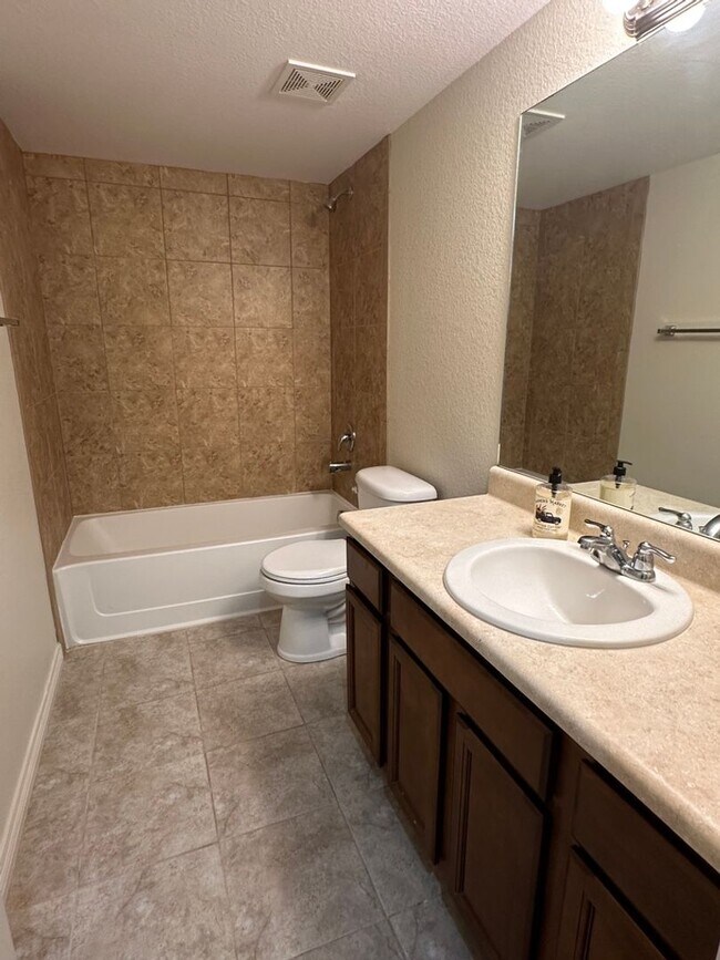 Building Photo - Beautiful 5 bedroom ranch home in (D49)