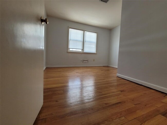 Building Photo - 45 Kenilworth Rd