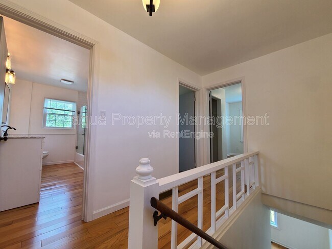 Building Photo - 547 Archer Ave