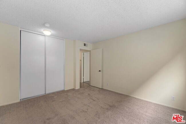 Building Photo - 18555 Collins St