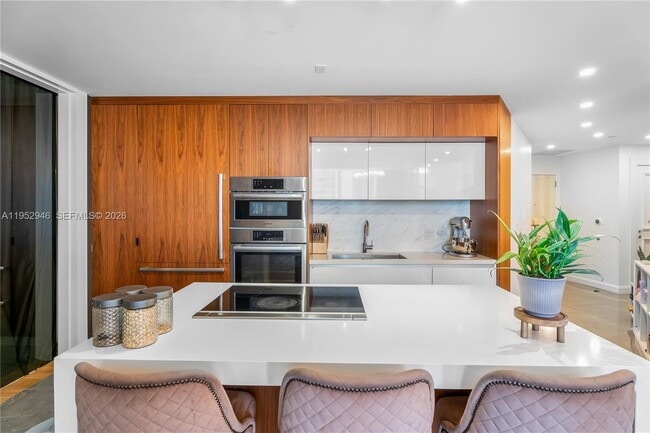 Building Photo - 851 NE 1st Ave