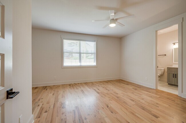 Building Photo - Stunning 4-Bedroom Nashville Home with Granite Countertops, Hardwood Floors, and Fireplace!