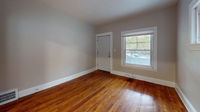 Building Photo - 11302 Parkview Ave