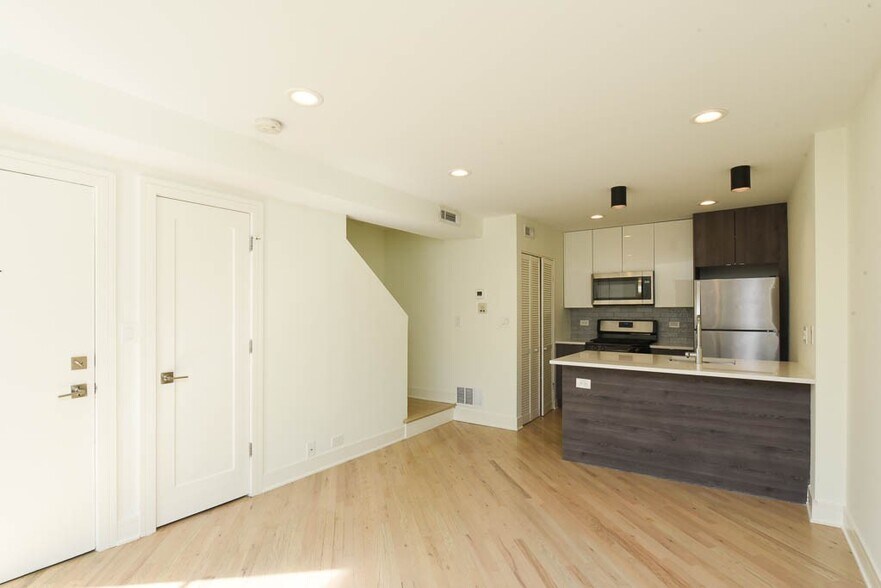 Building Photo - 843 W Grace St