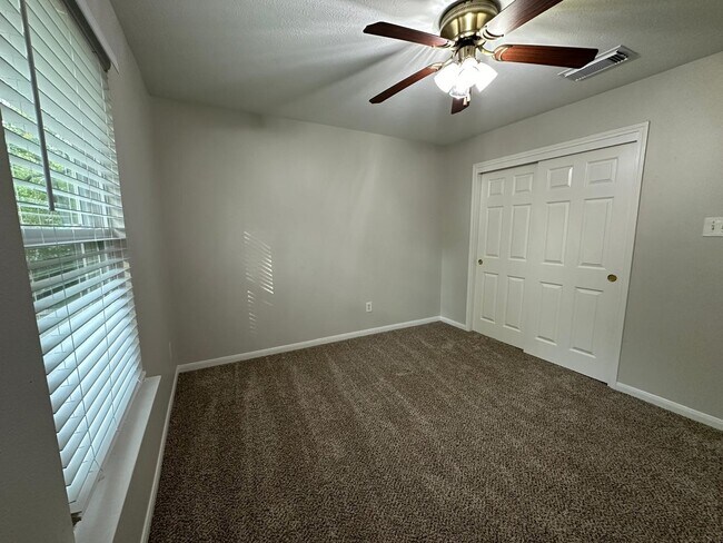 Building Photo - 9210 Memorial Grove Dr